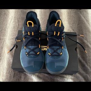 Under armor SC 6 ! Only Worn twice!